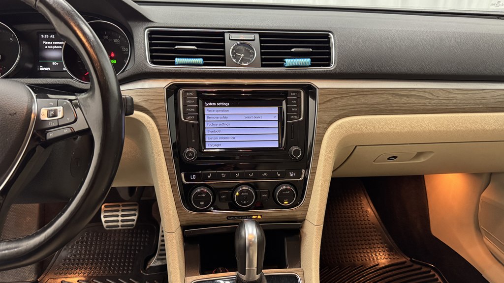 Photo 19 of this VOLKSWAGEN PASSAT