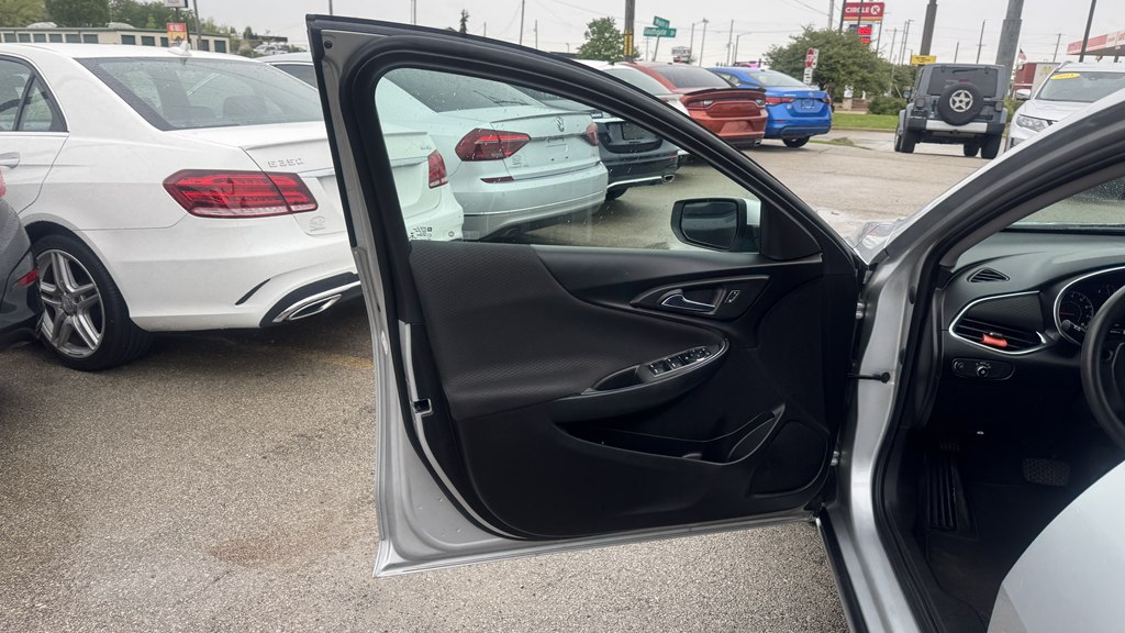Photo 14 of this CHEVROLET MALIBU