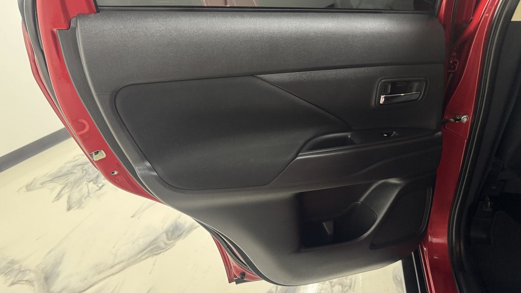 Photo 19 of this MITSUBISHI OUTLANDER