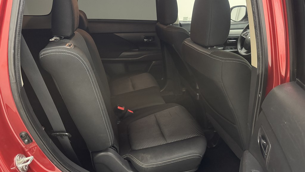 Photo 23 of this MITSUBISHI OUTLANDER