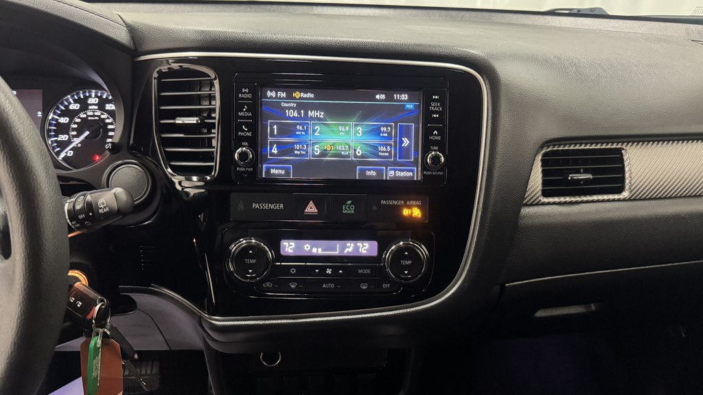 Photo 17 of this MITSUBISHI OUTLANDER