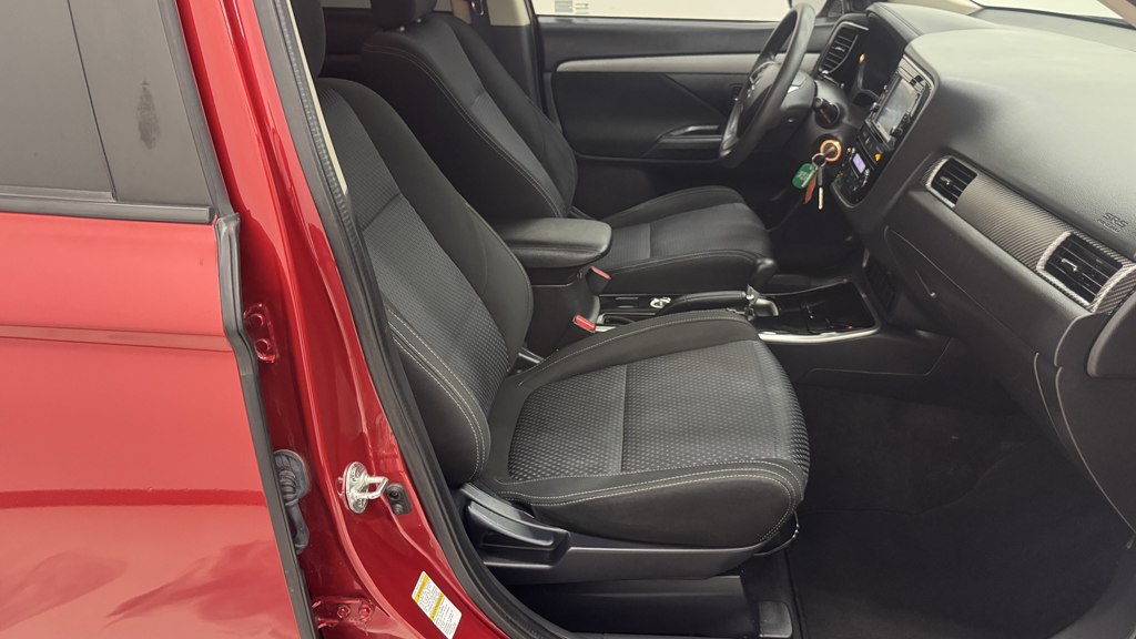 Photo 26 of this MITSUBISHI OUTLANDER