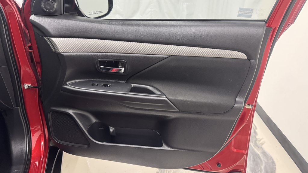 Photo 24 of this MITSUBISHI OUTLANDER
