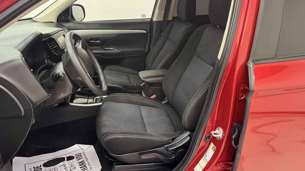 Photo 15 of this MITSUBISHI OUTLANDER