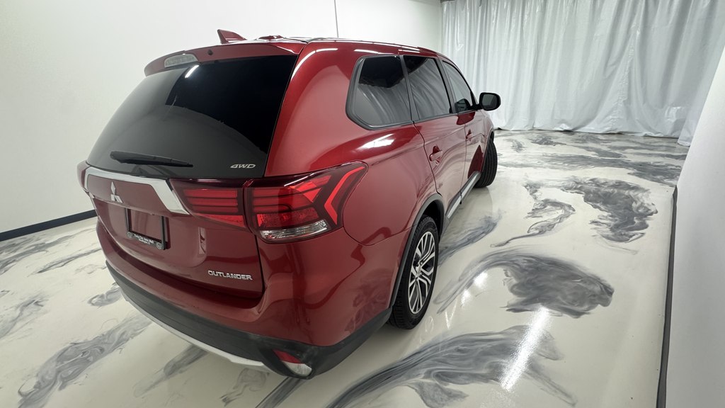 Photo 8 of this MITSUBISHI OUTLANDER