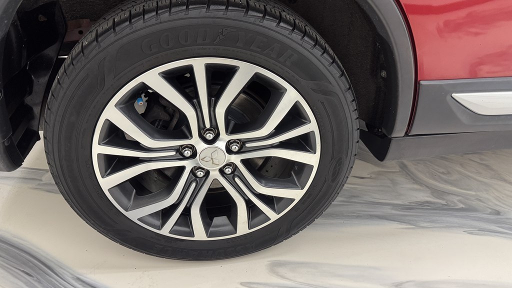 Photo 12 of this MITSUBISHI OUTLANDER