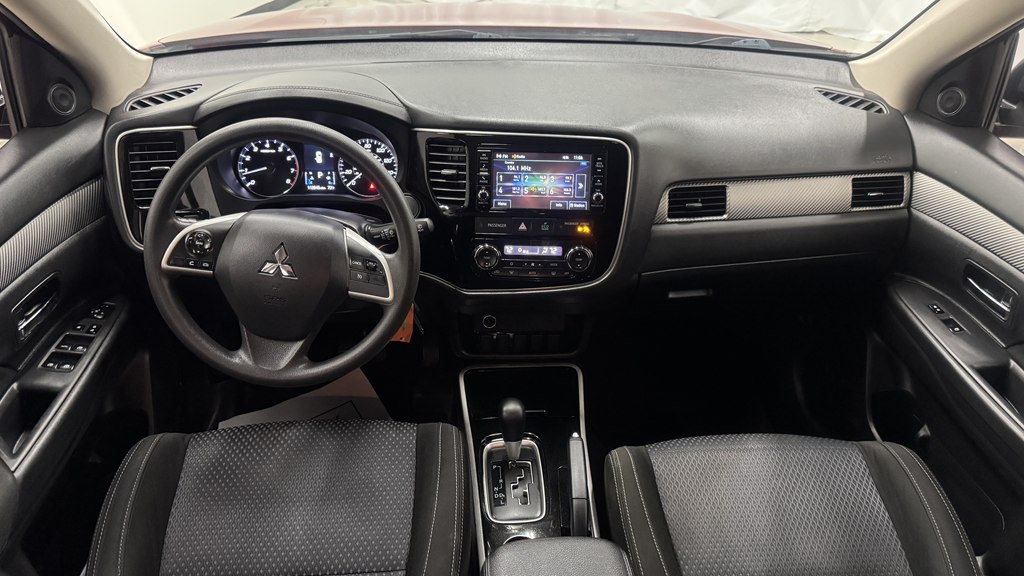 Photo 21 of this MITSUBISHI OUTLANDER
