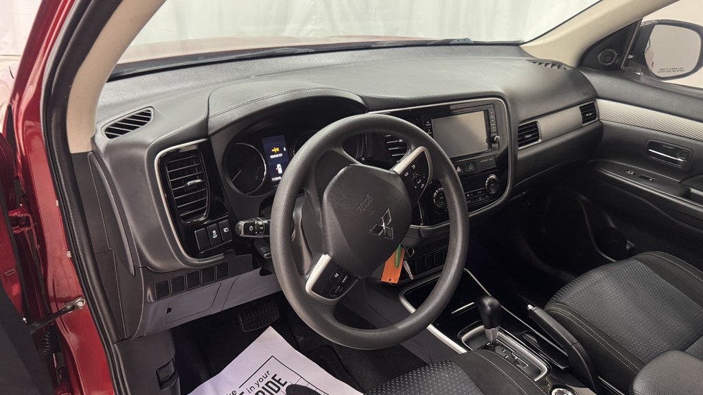 Photo 14 of this MITSUBISHI OUTLANDER