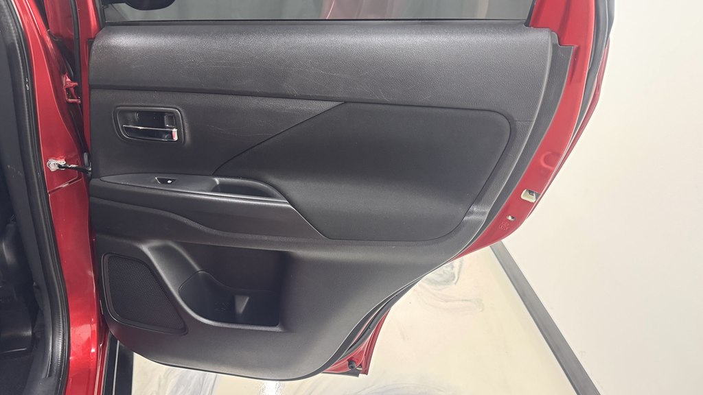 Photo 22 of this MITSUBISHI OUTLANDER