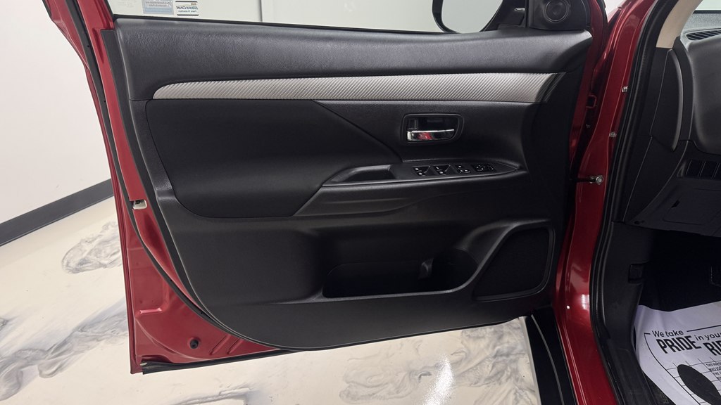 Photo 13 of this MITSUBISHI OUTLANDER