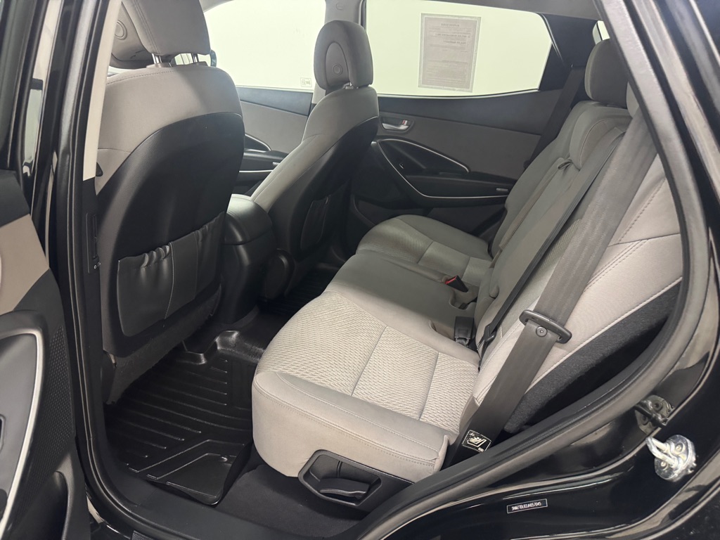 Photo 16 of this HYUNDAI SANTA FE