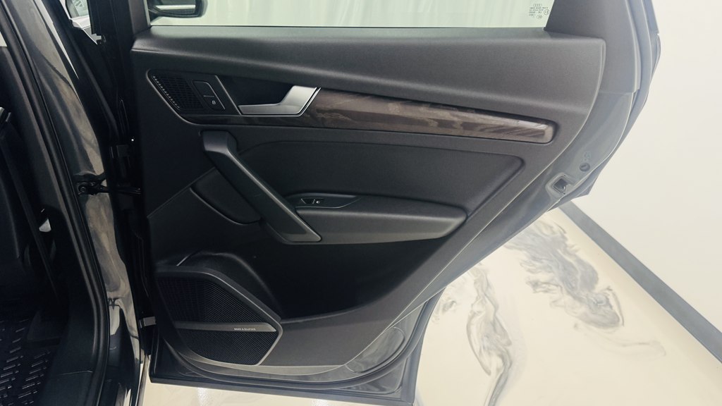 Photo 26 of this AUDI Q5