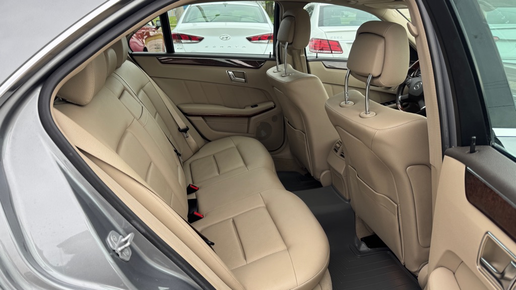 Photo 25 of this MERCEDES-BENZ E-CLASS