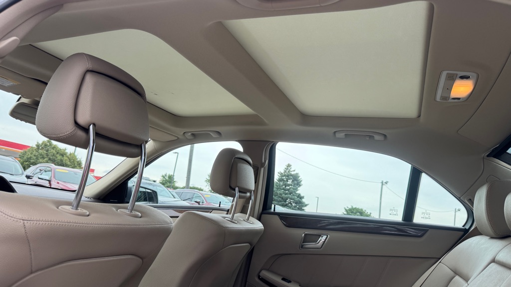 Photo 22 of this MERCEDES-BENZ E-CLASS