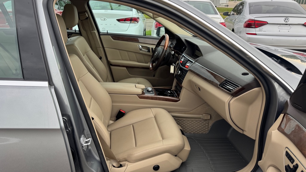 Photo 28 of this MERCEDES-BENZ E-CLASS