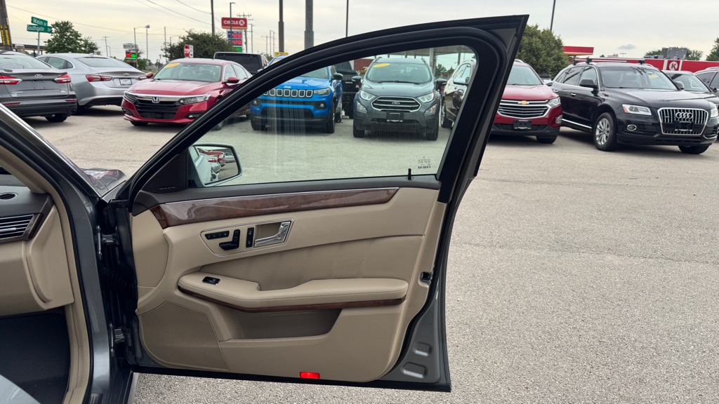Photo 26 of this MERCEDES-BENZ E-CLASS
