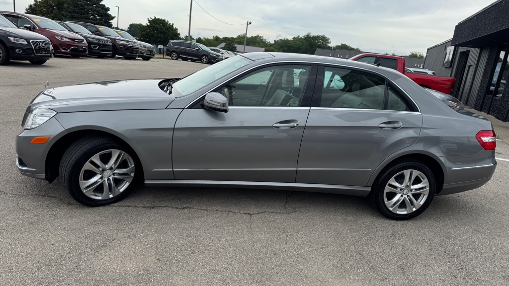 Photo 5 of this MERCEDES-BENZ E-CLASS