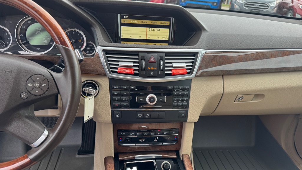 Photo 18 of this MERCEDES-BENZ E-CLASS