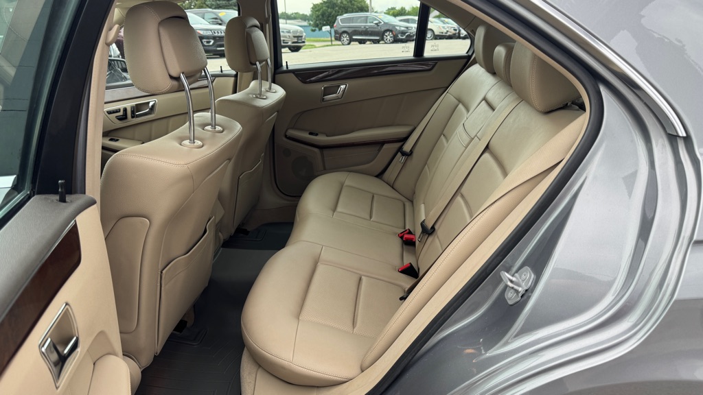 Photo 21 of this MERCEDES-BENZ E-CLASS