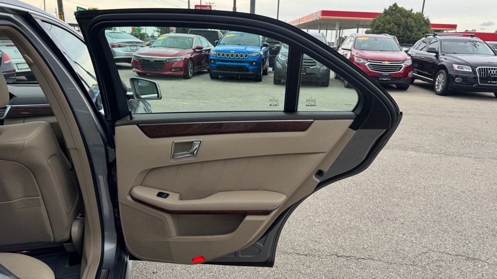 Photo 24 of this MERCEDES-BENZ E-CLASS