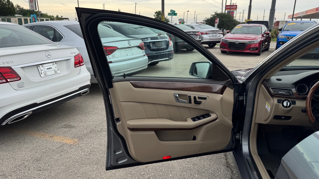 Photo 13 of this MERCEDES-BENZ E-CLASS