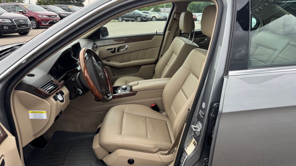 Photo 15 of this MERCEDES-BENZ E-CLASS