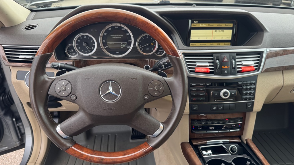 Photo 16 of this MERCEDES-BENZ E-CLASS