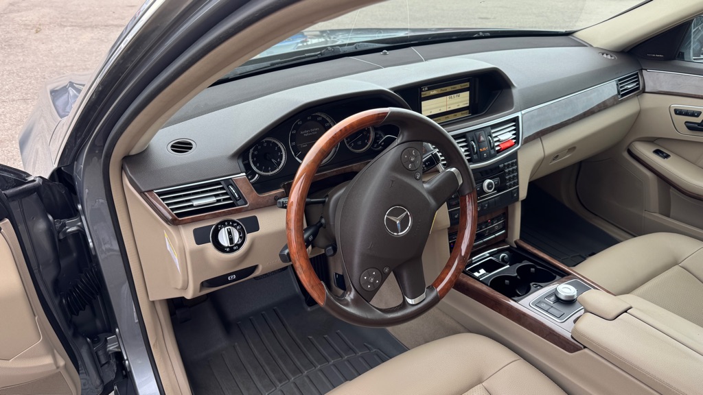 Photo 14 of this MERCEDES-BENZ E-CLASS