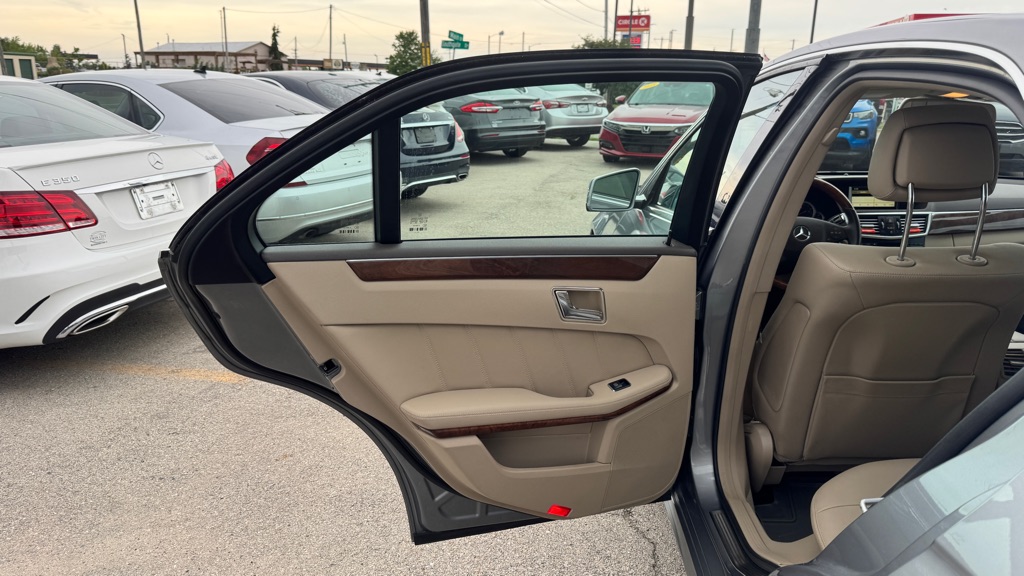 Photo 20 of this MERCEDES-BENZ E-CLASS