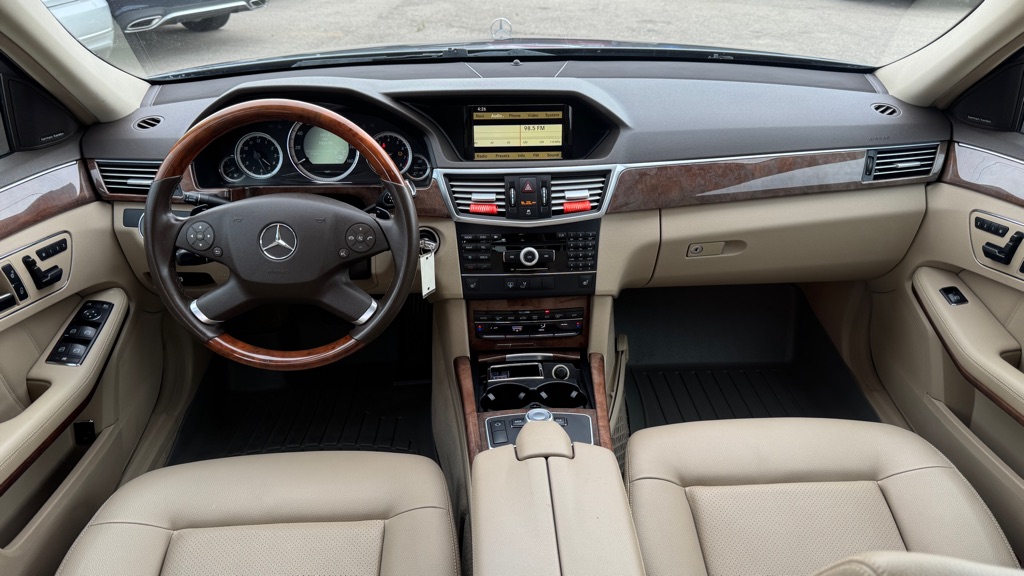 Photo 23 of this MERCEDES-BENZ E-CLASS