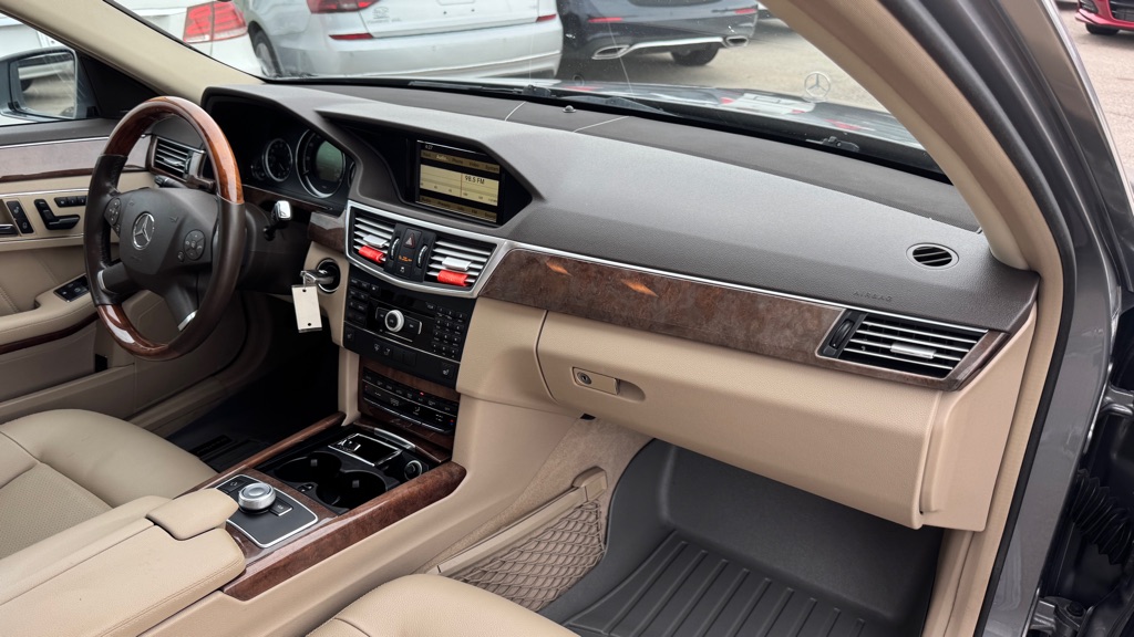 Photo 27 of this MERCEDES-BENZ E-CLASS
