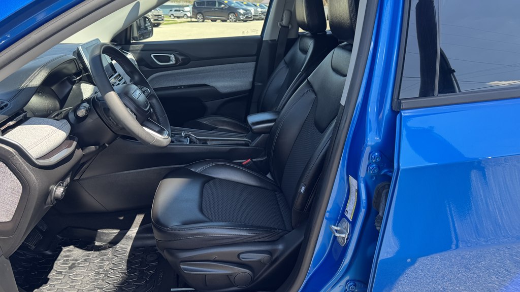 Photo 16 of this JEEP COMPASS