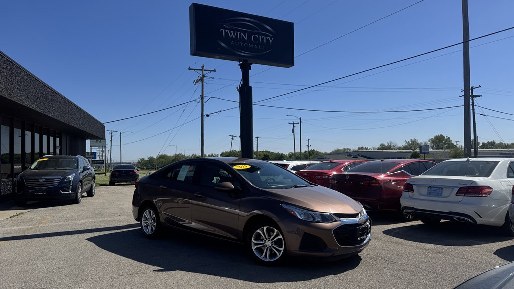 2019 Chevrolet Cruze LS Auto's photo
