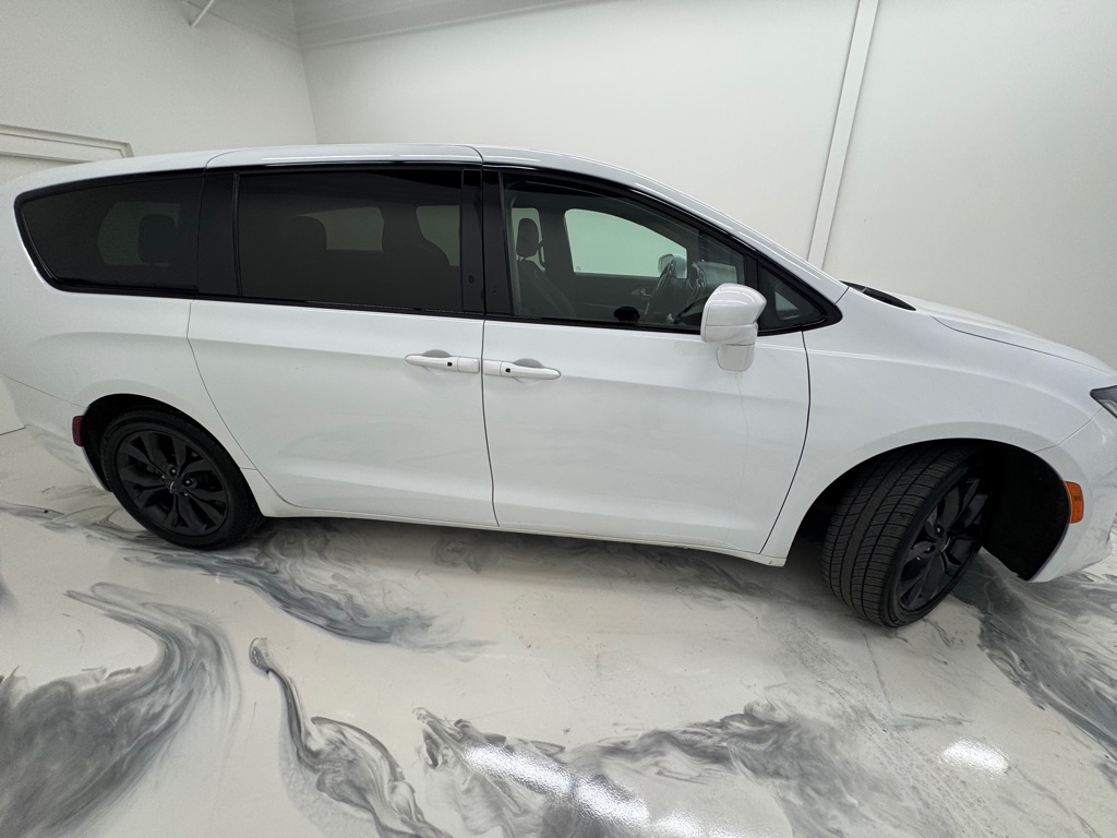 Photo 9 of this CHRYSLER PACIFICA