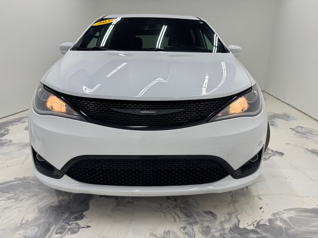 Photo 3 of this CHRYSLER PACIFICA