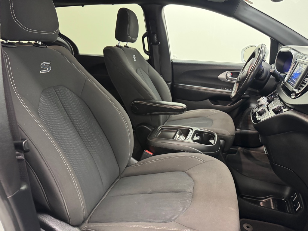 Photo 14 of this CHRYSLER PACIFICA