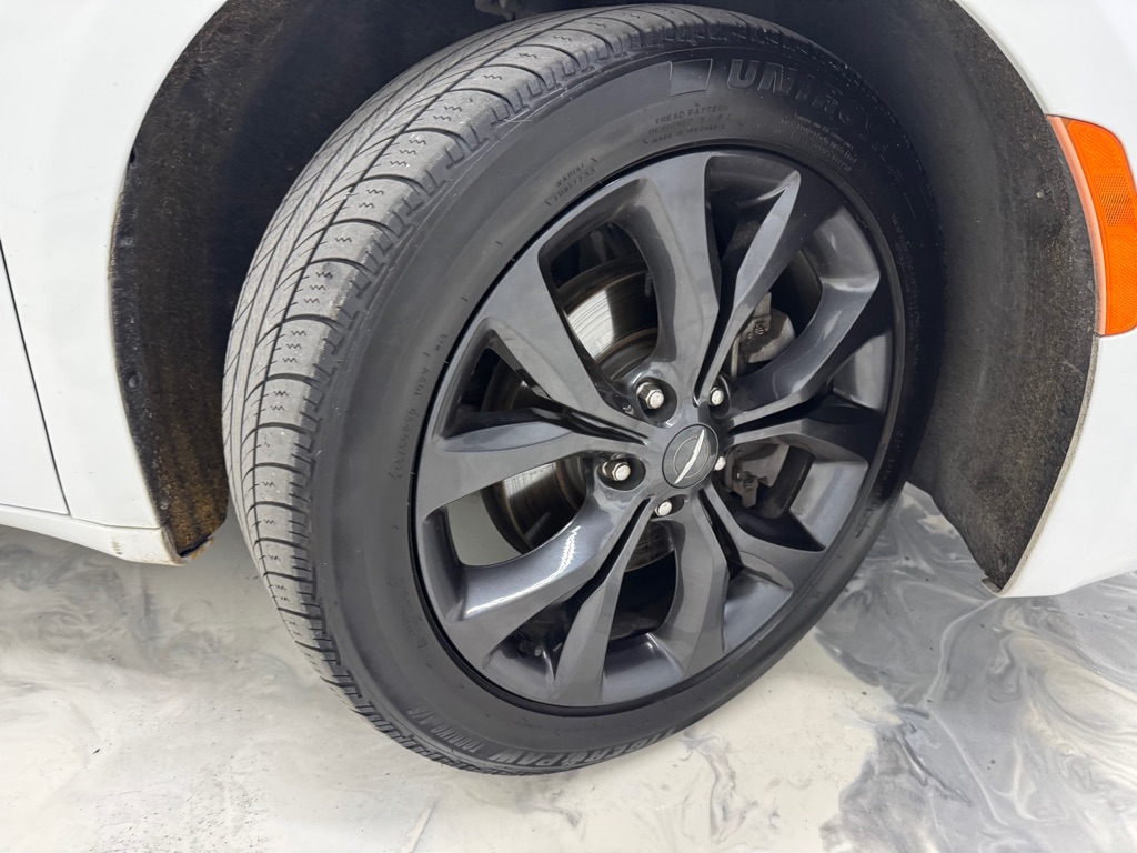 Photo 10 of this CHRYSLER PACIFICA