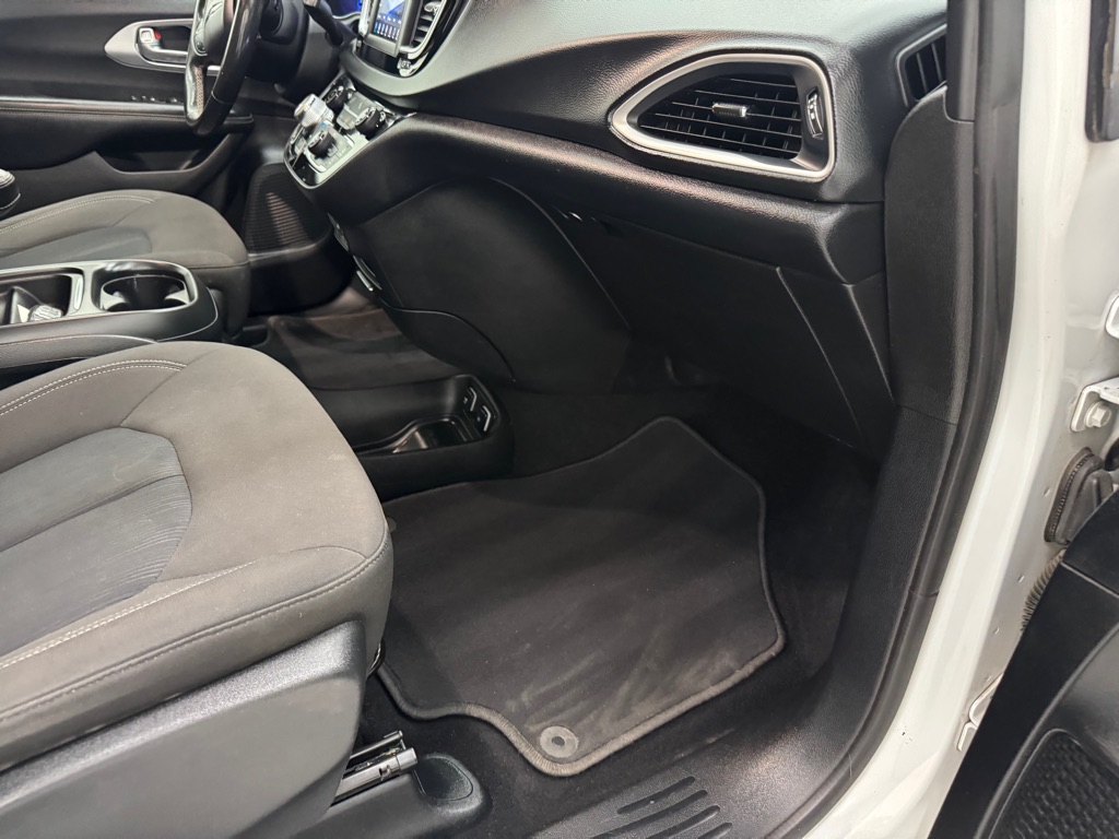 Photo 13 of this CHRYSLER PACIFICA