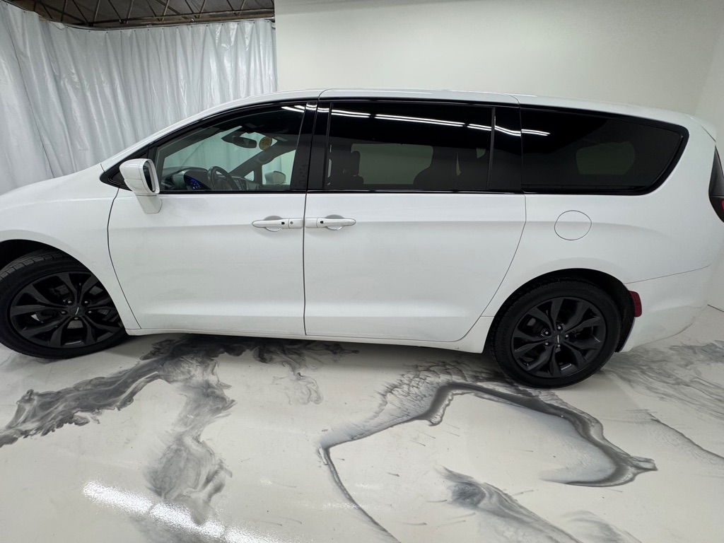 Photo 5 of this CHRYSLER PACIFICA
