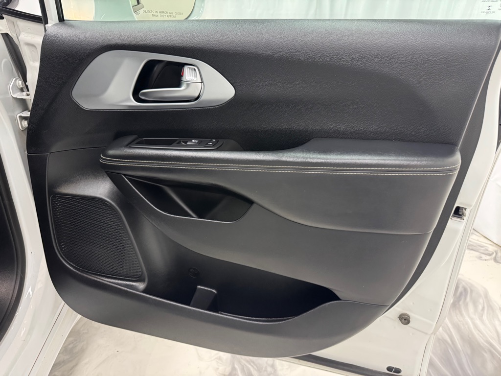 Photo 12 of this CHRYSLER PACIFICA
