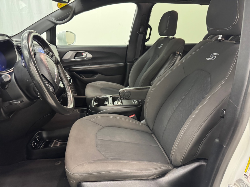 Photo 21 of this CHRYSLER PACIFICA