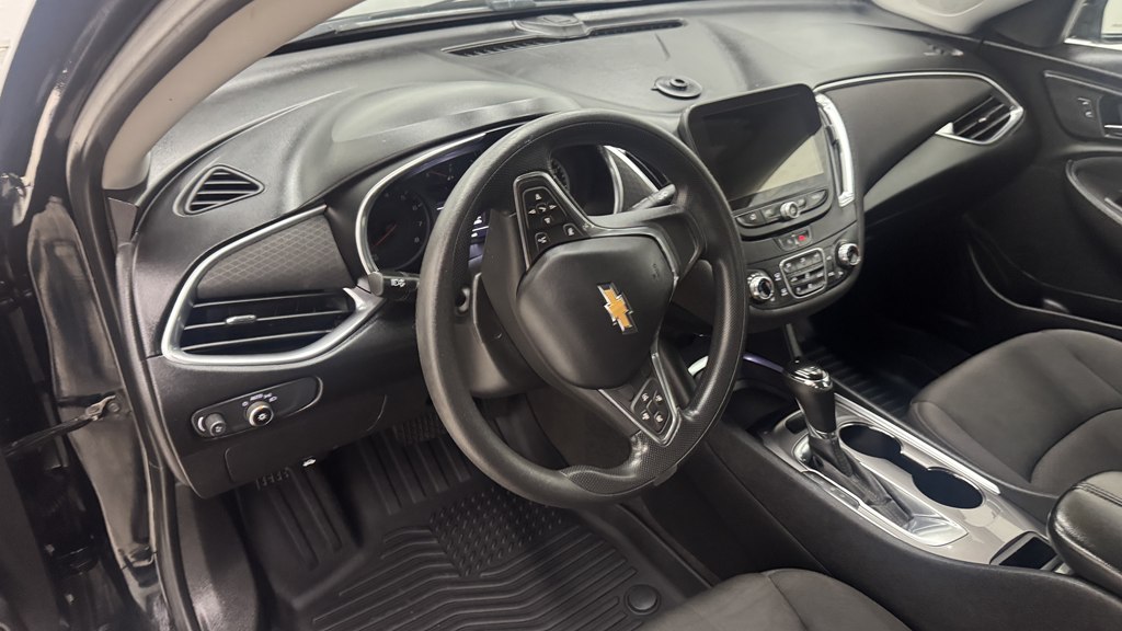 Photo 14 of this CHEVROLET MALIBU
