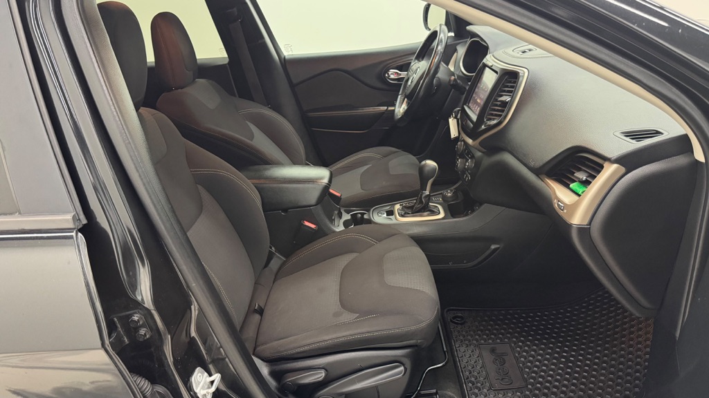 Photo 30 of this JEEP CHEROKEE