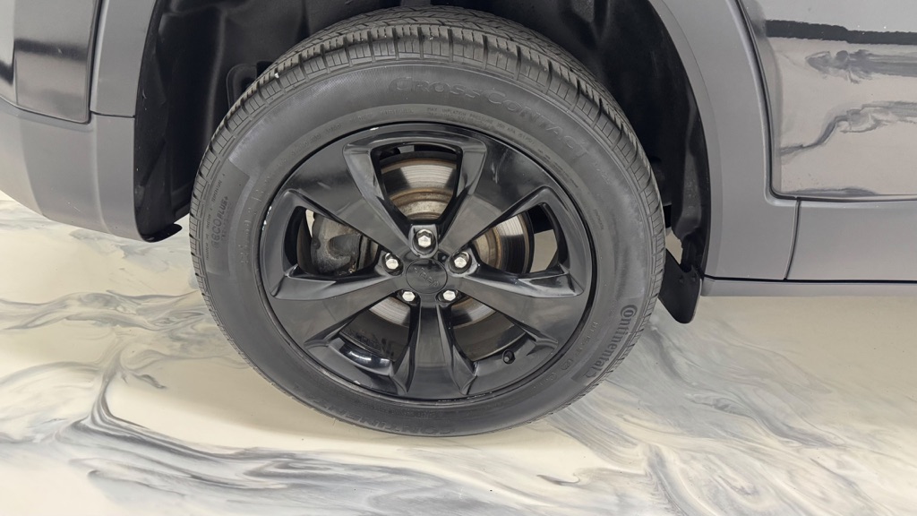 Photo 15 of this JEEP CHEROKEE
