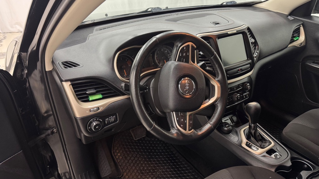 Photo 17 of this JEEP CHEROKEE
