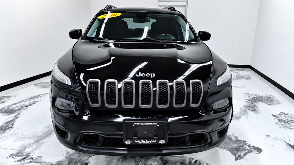 Photo 3 of this JEEP CHEROKEE