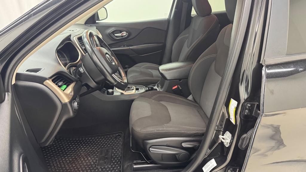 Photo 18 of this JEEP CHEROKEE
