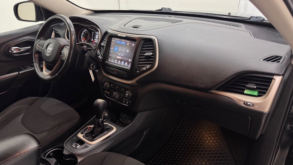 Photo 29 of this JEEP CHEROKEE