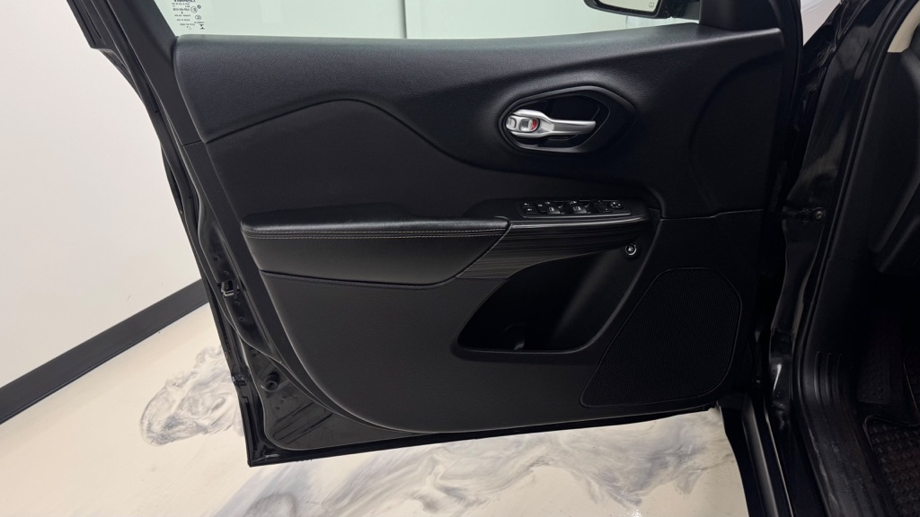 Photo 16 of this JEEP CHEROKEE