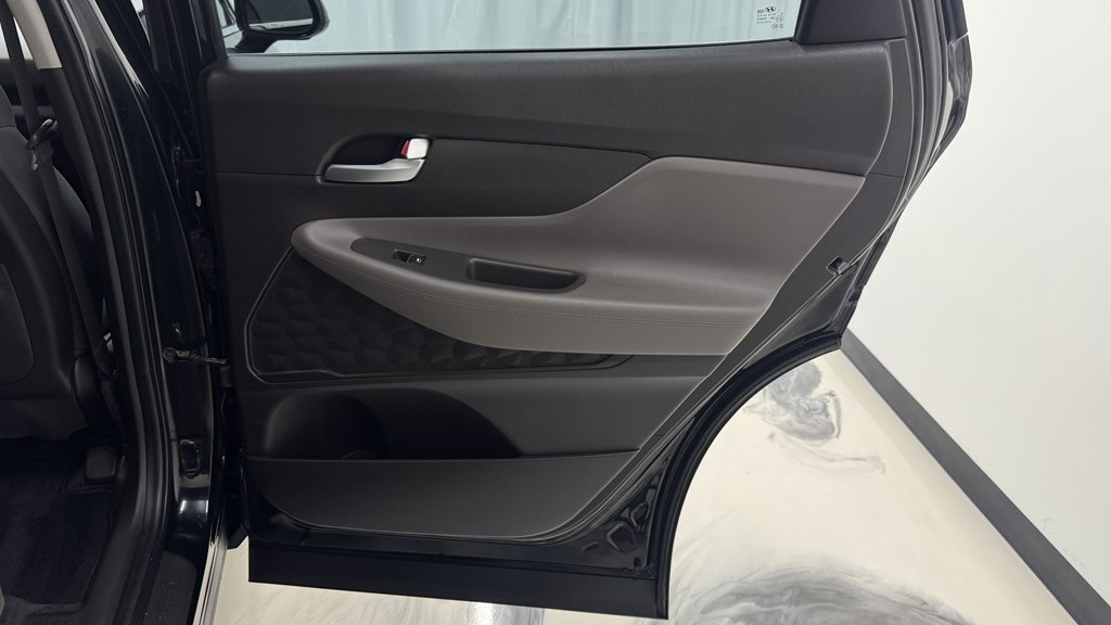 Photo 23 of this HYUNDAI SANTA FE